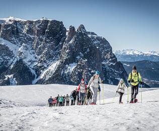 Eine Gruppe von Personen beim Schneeschuhwandern