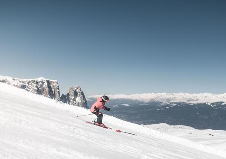 Una donna scende lungo una pista da sci