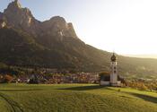 Pfarrkirche von Seis am Schlern, im Hintergrund die Dolomiten