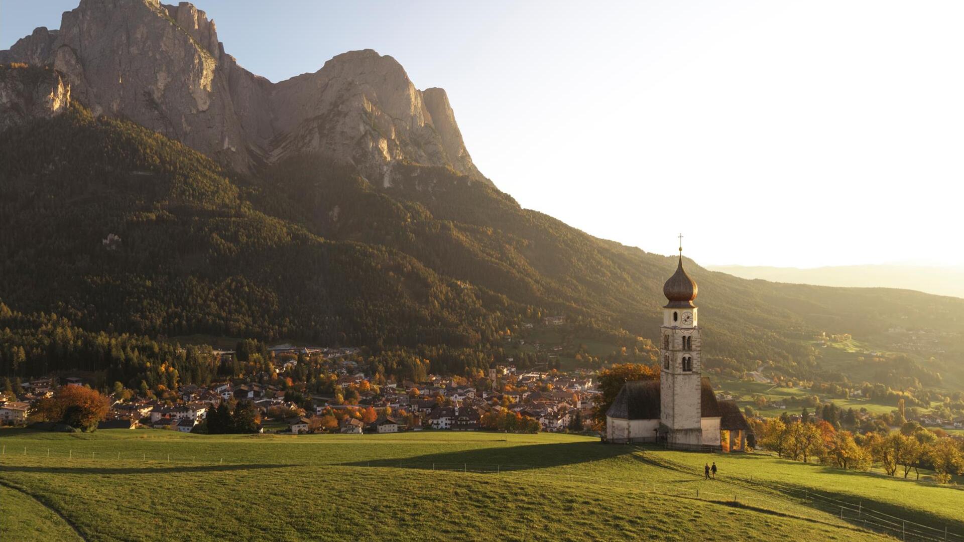 Pfarrkirche von Seis am Schlern, im Hintergrund die Dolomiten