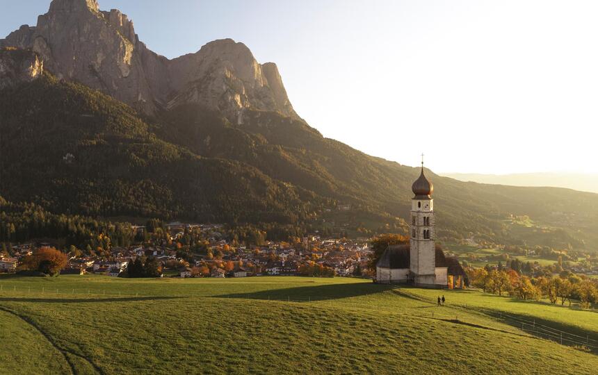 Pfarrkirche von Seis am Schlern, im Hintergrund die Dolomiten