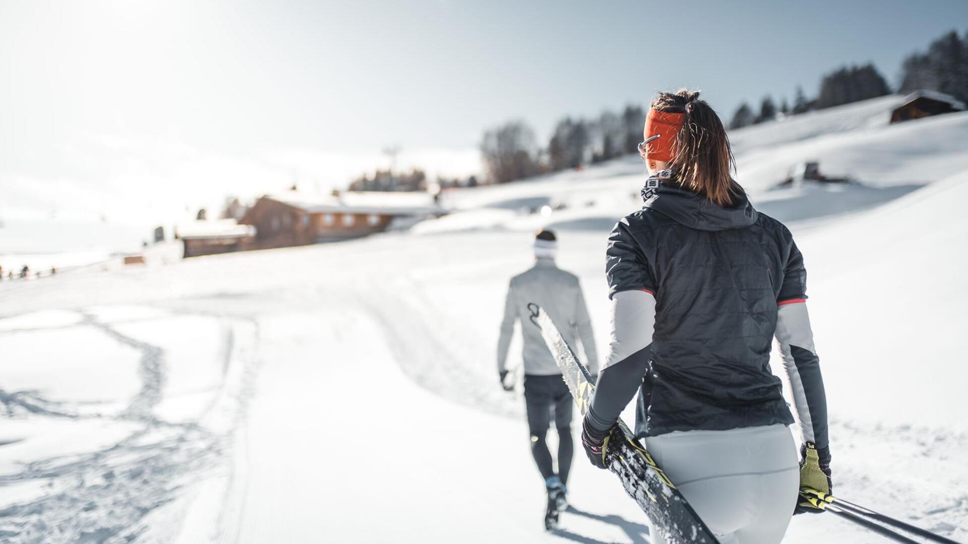 Zwei Personen beim Langlaufen auf der Seiser Alm