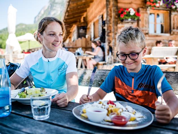 Hike to a mountain hut with children and enjoy a Kaiserschmarrn