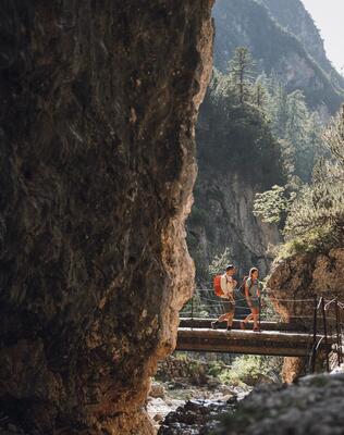 Ein Mann und eine Frau gehen über eine Brücke