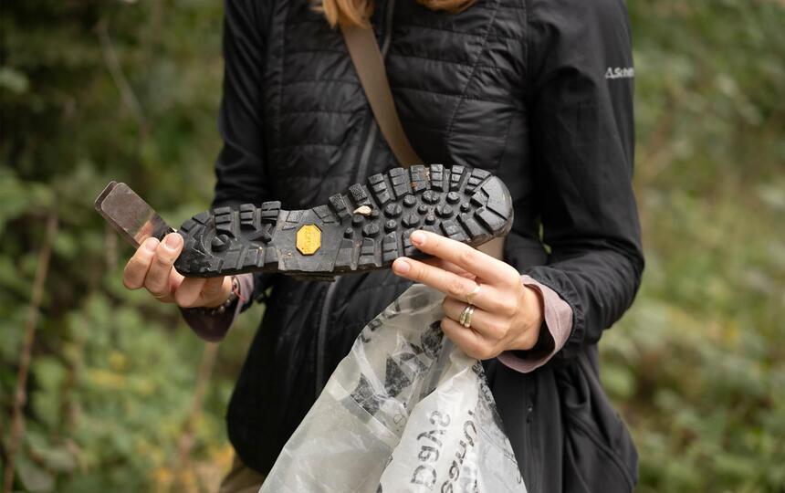 Una donna raccoglie rifiuti