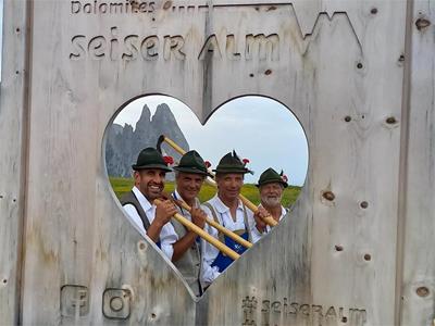 Suonatori di corno alpino alla malga Tschötsch