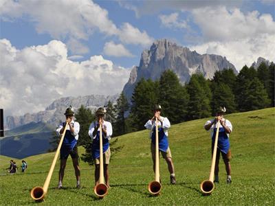 Suonatori dei corni alpini: albergo Monte Piz