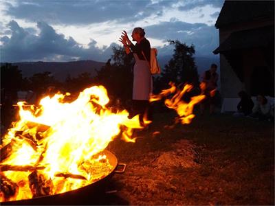 Lagerfeuer mit Hexe Martha am Peterbühl - Dolomitensagen