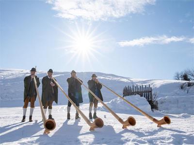 Traditional alphorn players at the Gostner mountain hut