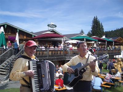 live music with the Ladiner at the Tirler mountain hut
