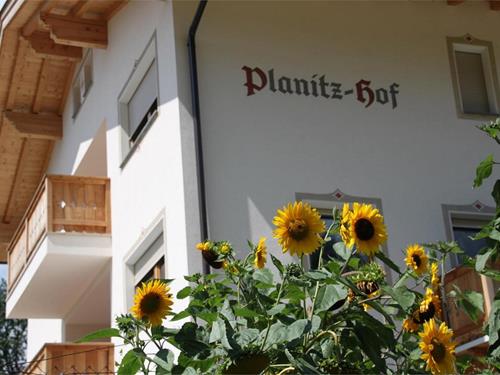 Planitzhof <span class=flowers></span><span class=flowers></span><span class=flowers></span>