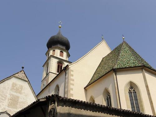 Visita guidata della chiesa parrocchiale e il museo parrocchiale a Fiè.