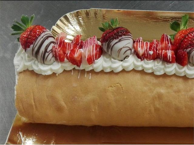 roulade with strawberries