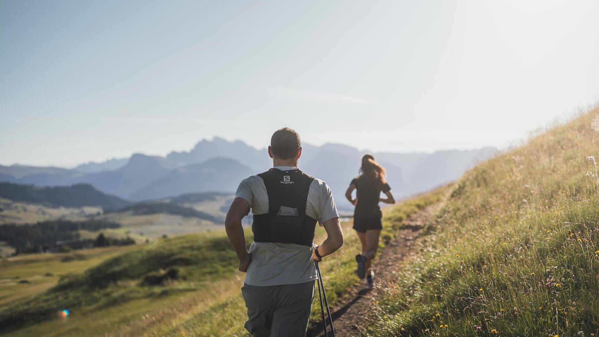 Zwei Personen beim Trailrun auf der Seiser Alm