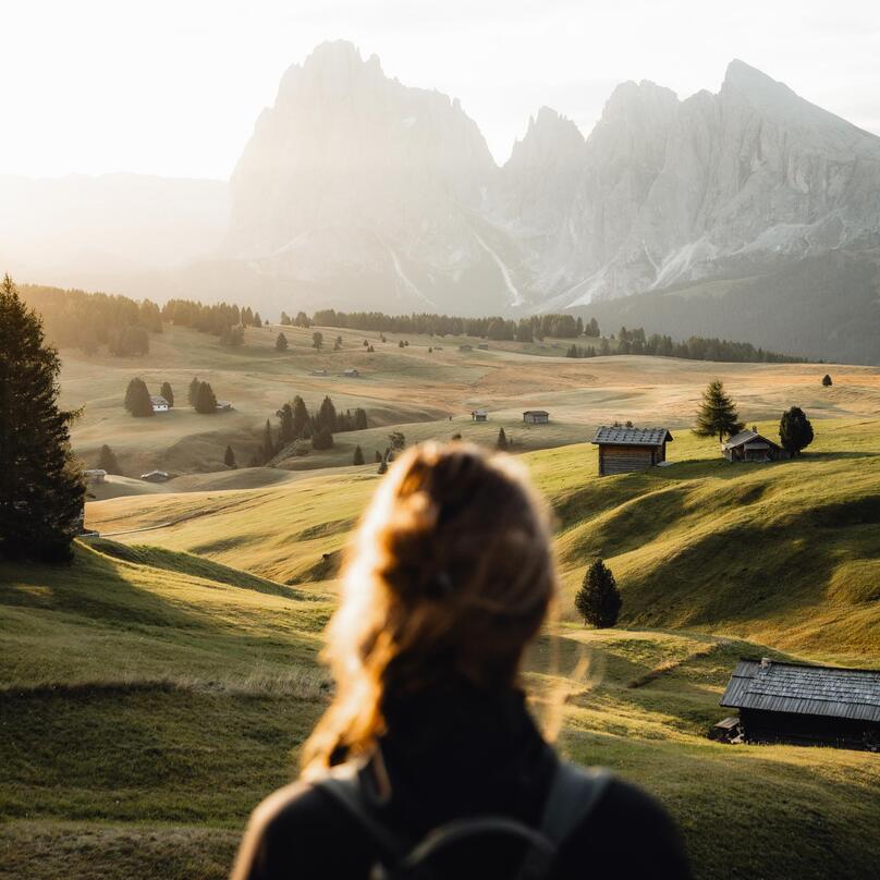 Una donna guarda l’Alpe di Siusi