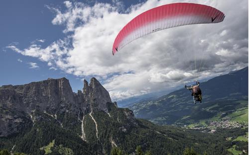 Paragliden in den Dolomiten: Paragleiter oberhalb des Schlern- Massivs