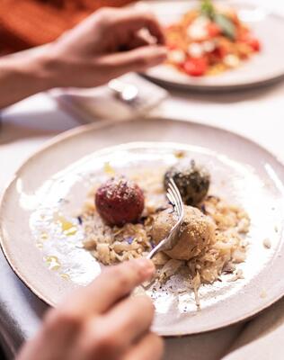 Eine Person isst Knödel