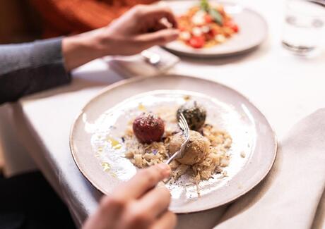 Eine Person isst Knödel