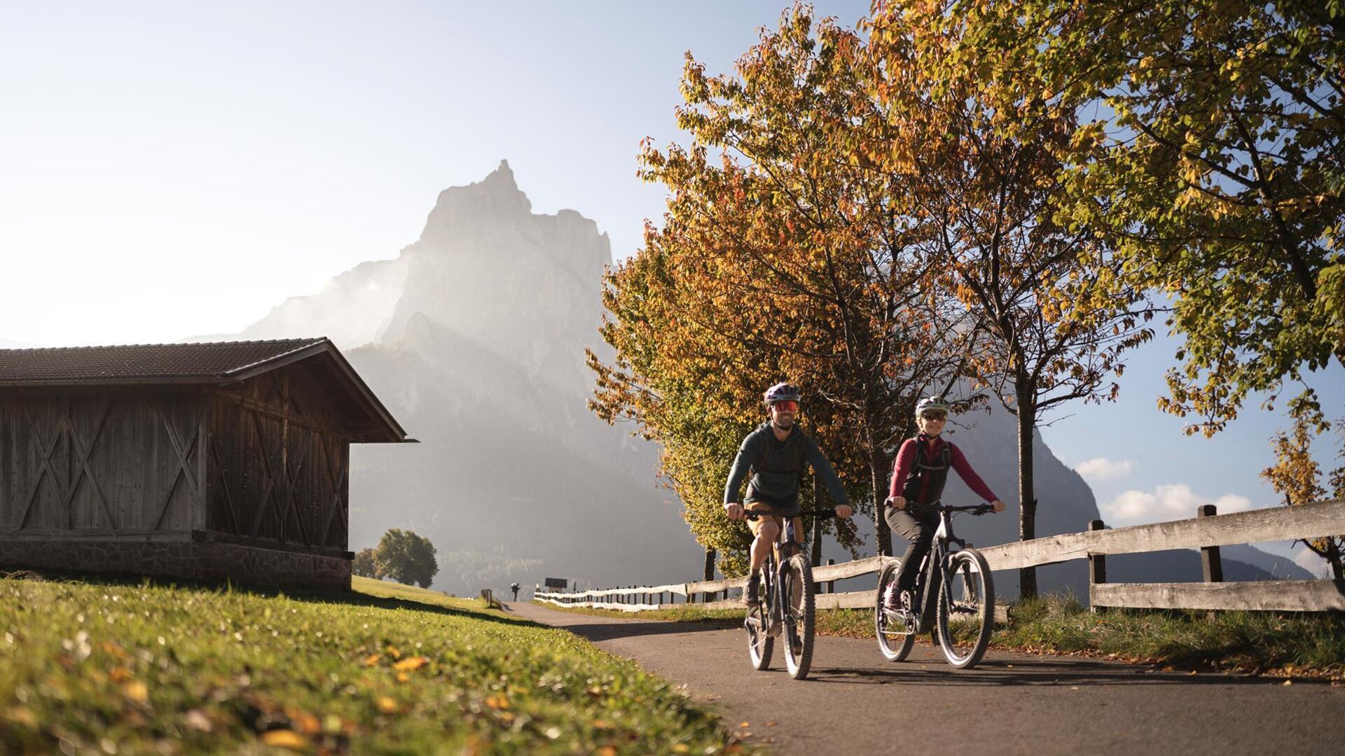 Zwei Mountainbiker fahren einen Fahrradweg entlang