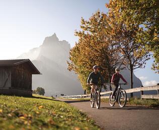 Zwei Mountainbiker fahren einen Fahrradweg entlang