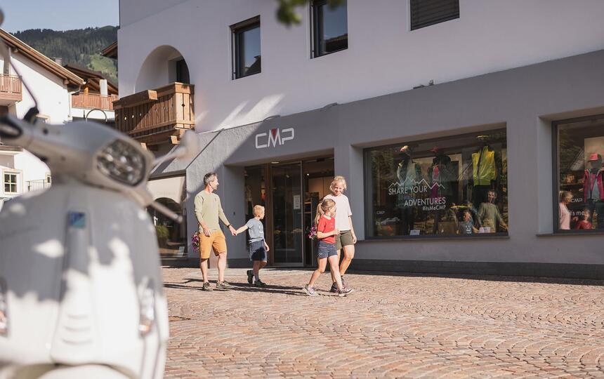 A family with two children is walking through Seis am Schlern