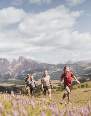 Eine Familie mit zwei Kindern beim Wandern