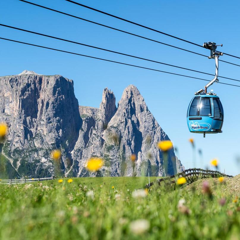 Cabinovia per l´Alpe di Siusi con vista sullo Sciliar
